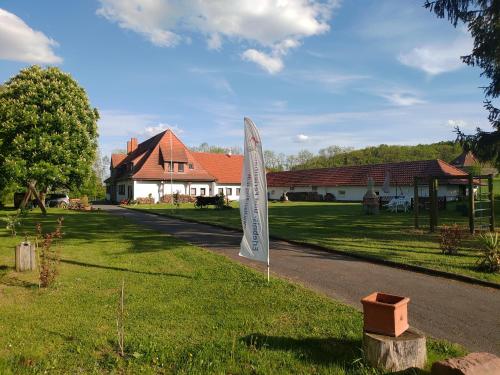 ein Schild im Gras vor einem Haus in der Unterkunft HAUS RINGGAU - Urlaub, Gemeinschaft und Erlebnis im Herzen von Deutschland in Herleshausen