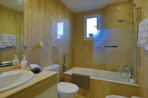 y baño con lavabo, aseo y bañera. en R25 Modern bright 2 bedroom apartment, en Marbella