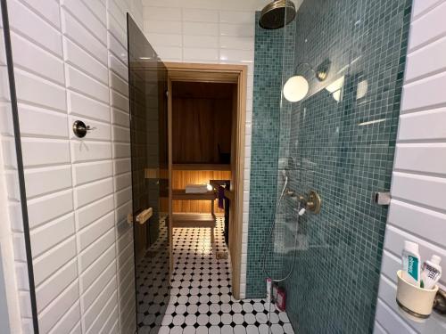a bathroom with a walk in shower and a toilet at Hubane ja ruumikas saunaga korter Pärnu kesklinnas in Pärnu