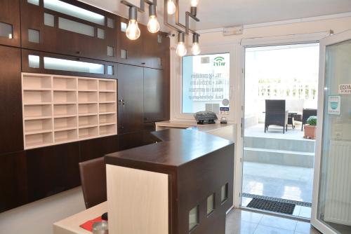 kuchnia z czarną wyspą w środku w obiekcie Hotel Paris w Paralii Katerinis