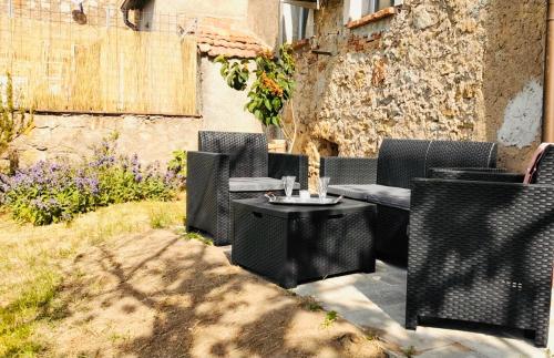 um pátio com uma mesa e cadeiras e um edifício em New Remodel & Garden - Entire House - EXCLUSIVE USE em Sassofortino