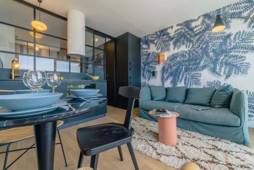 un salon avec un canapé et une table dans l'établissement Alaena, vue imprenable sur l'océan, à Biarritz