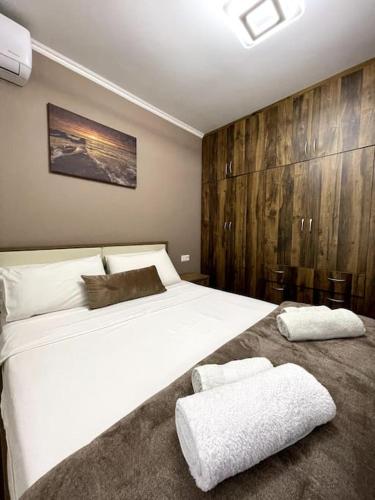 una camera da letto con un grande letto bianco con due asciugamani di House Seda a Limenas
