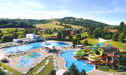 - Vistas aéreas a un parque acuático con tobogán en Wine & Relax Sveti Martin na Muri en Gornji Koncovčak