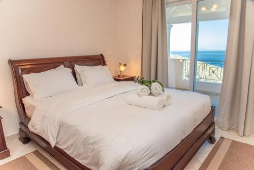 A bed or beds in a room at Villa Sotiris