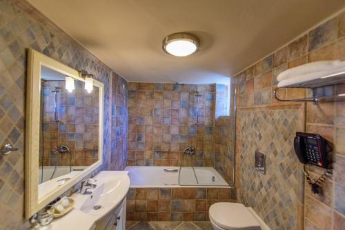 A bathroom at Castello Antico