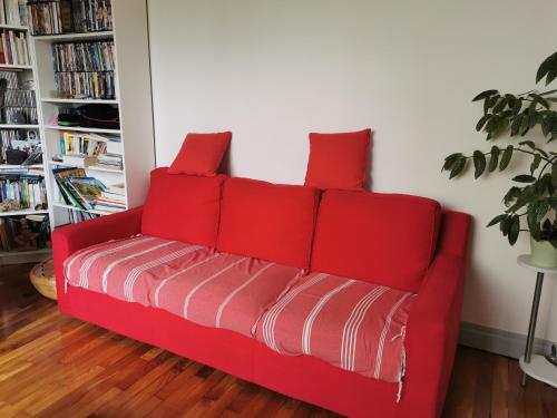 Homestay Canapé-lit dans le salon au calme près de Paris, Livry-Gargan,  France - Booking.com