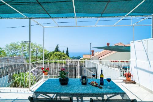 uma mesa numa varanda com vista para o oceano em Apartments Nico em Dubrovnik