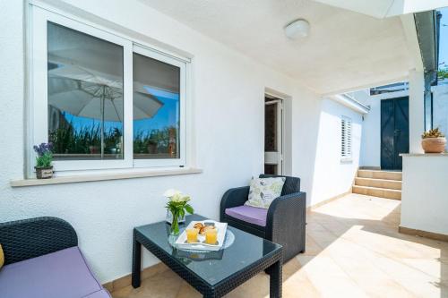 un soggiorno con tavolo e sedie di Apartments Nico a Dubrovnik