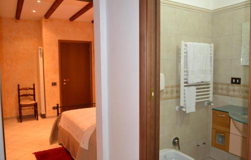 GenazzanoにあるCasa del Girasoleのベッドルーム1室(ベッド1台付)、バスルーム(シャワー付)が備わります。