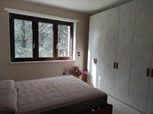 - une chambre avec un lit et une fenêtre dans l'établissement Oasi del Monferrato - appartamento rosso, à Mombercelli