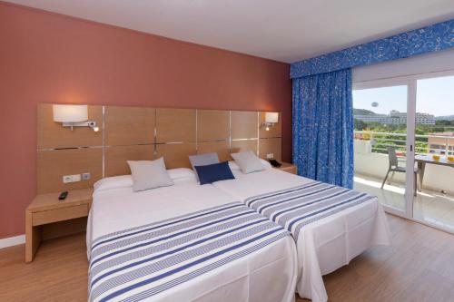 Postel nebo postele na pokoji v ubytování Mar Hotels Paguera & Spa