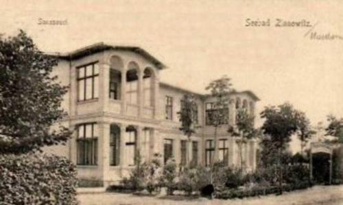 une ancienne photo d'une grande maison dans l'établissement Zinnowitz Residenz Sanssouci, à Zinnowitz