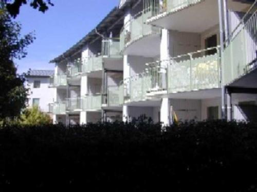 - un bâtiment avec des balcons sur le côté dans l'établissement Zinnowitz Residenz Sanssouci, à Zinnowitz