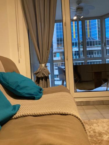 une chambre avec un lit avec vue sur une ville dans l'établissement Proche Mer Nice Coquet 2P 28m², à Nice