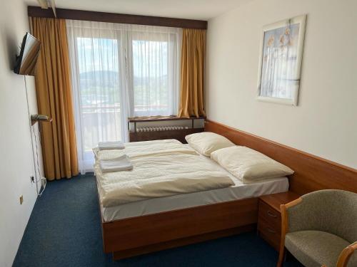 A bed or beds in a room at Retro Hotel Suza