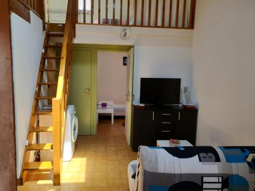 un salon avec un escalier et une télévision dans l'établissement Villa MJP 463, à Narbonne-Plage