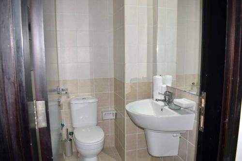 Koupelna v ubytování SPACIOUS AND HOMEY FULLY FURNISHED 1BR in SILICON OASIS
