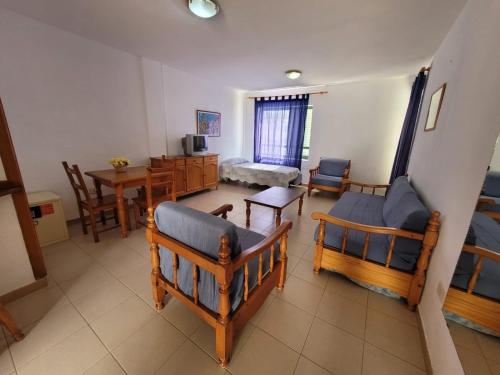 1 Bed Apartment - Sleeps 2 - Pool - Parking