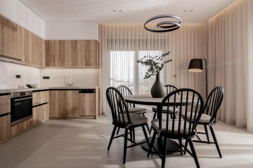 Cucina o angolo cottura di ALFA LUXURY APARTMENTS