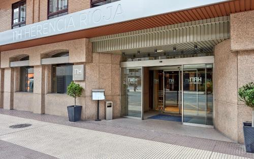 una entrada a un edificio con una puerta giratoria en NH Logroño Herencia Rioja, en Logroño