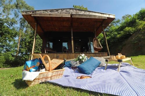 Galeriebild der Unterkunft Cabana em meio a natureza com piscina. in Rodeio