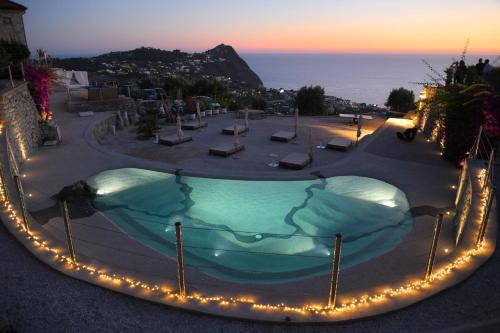 een groot zwembad met verlichting eromheen bij Tenuta C'est la Vie in Ischia