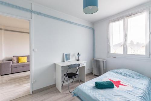 ブールジュにあるAppart T3 Bien situé a Bourges + Wifiのベッドルーム1室(ベッド1台、デスク、ベッド1台付)
