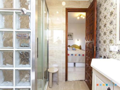 uma casa de banho com um chuveiro e uma porta de vidro em VH CostaBlanca - FONDA em Calpe