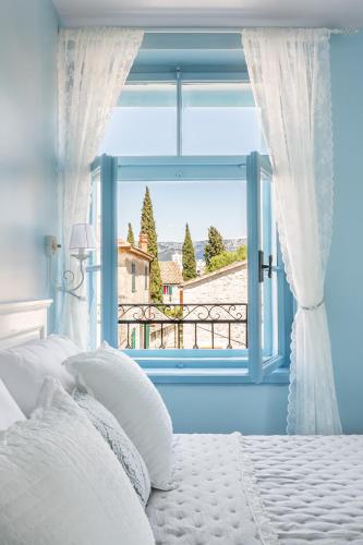 Split Old Town Apartments With Sea View