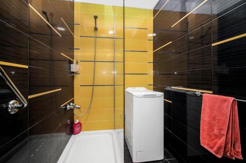 Bilik mandi di Amadores Top Views apartment