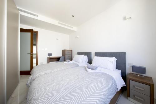 Photo de la galerie de l'établissement Luxurious 3 bedroom apartment with breathtaking views - MMAI1-1, à San Ġiljan
