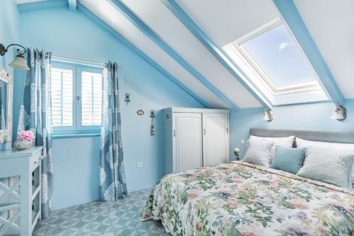 Split Old Town Apartments With Sea View