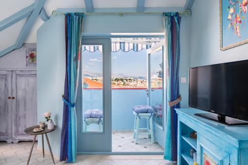 Split Old Town Apartments With Sea View