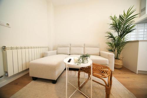 uma sala de estar com uma cama e uma mesa em Noreas Centro Lucus Augusti em Lugo