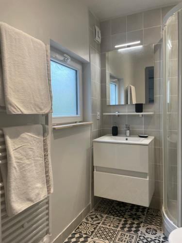 Kúpeľňa v ubytovaní Bel appartement T3 au 1er étage avec cour intérieure au RDC - Villa Marie