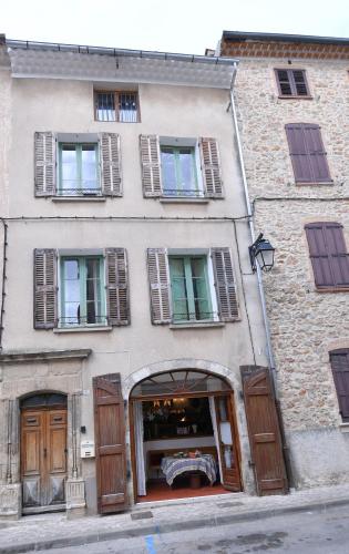a building with doors and windows in a street at La Cachette du Comte in Montfort-sur-Argens