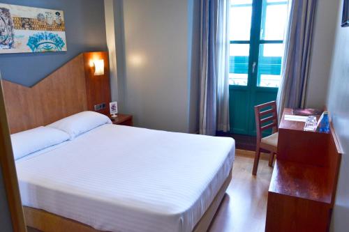 Hotel Alda Palacio Valdésにあるベッド