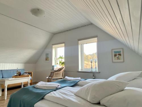 Postel nebo postele na pokoji v ubytování Hotel Kirkedal B&B