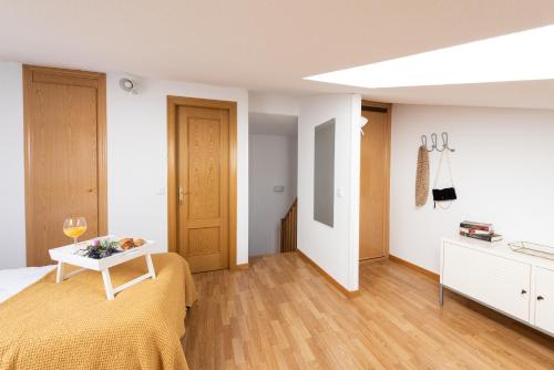 a bedroom with a bed and a table in it at Apartamento La Merced. in Guadalajara