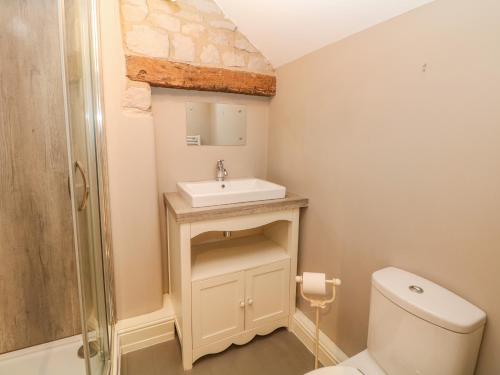 a bathroom with a sink and a toilet at Billy Whiskey's in Tideswell