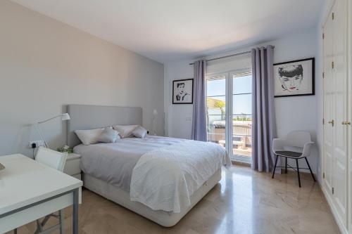 Posteľ alebo postele v izbe v ubytovaní Penthouse Puerto Banus Sea View