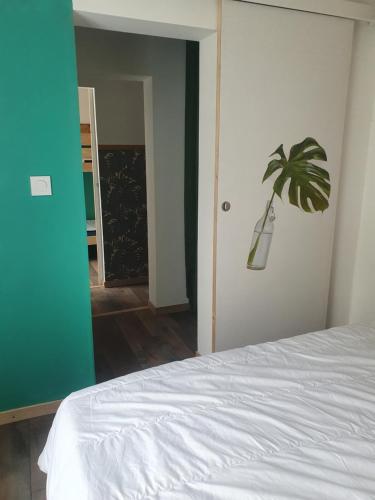 Posteľ alebo postele v izbe v ubytovaní Bienvenue chez les ch'oups le cocoon