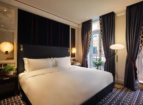Кровать или кровати в номере The Mayfair Townhouse - an Iconic Luxury Hotel