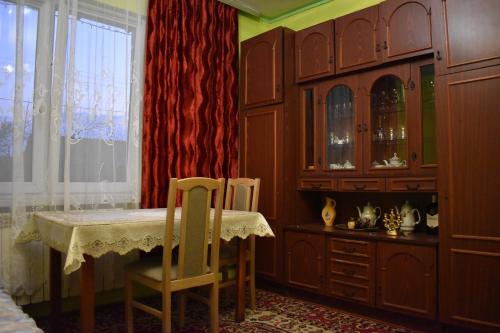 - une salle à manger avec une table et deux chaises dans l'établissement Domek na wsi-agroturystyka, à Czyże