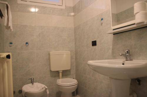 bagno con servizi igienici e lavandino di Homemade Lake a Desenzano del Garda