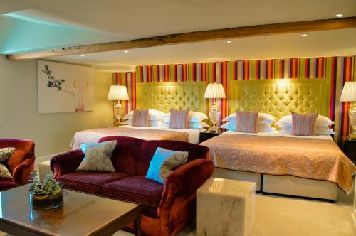 沃明斯特Bishopstrow Hotel and Spa - Small Luxury Hotels of the World的有两张床和一张沙发的酒店房间