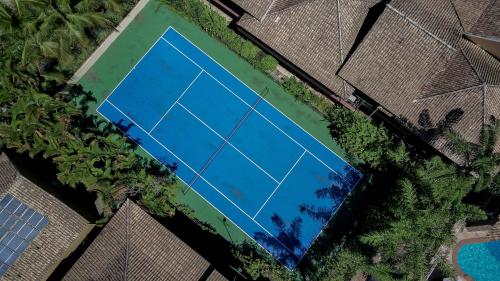 an overhead view of a tennis court at Ilha Flat Hotel Suíte Bella - 4207 - Ilhabela in Ilhabela