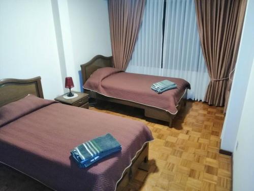 - une chambre d'hôtel avec 2 lits dans l'établissement Amplio departamento en la zona central norte 1B, à Cochabamba