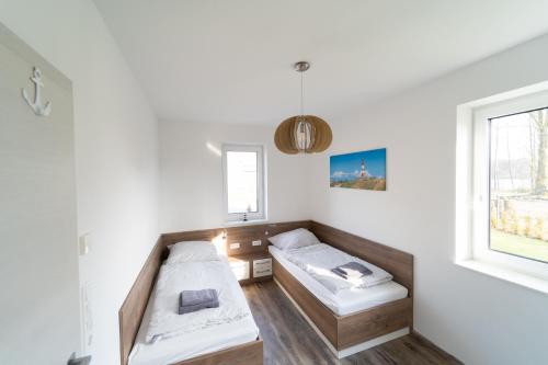 Ένα ή περισσότερα κρεβάτια σε δωμάτιο στο Haus am See mit Sauna und Kamin